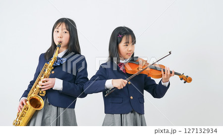 サックスとバイオリンを練習する女子学生グループ 127132934