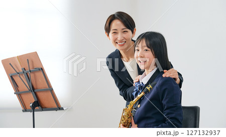 サックス演奏を女子学生に指導する女性教師 127132937