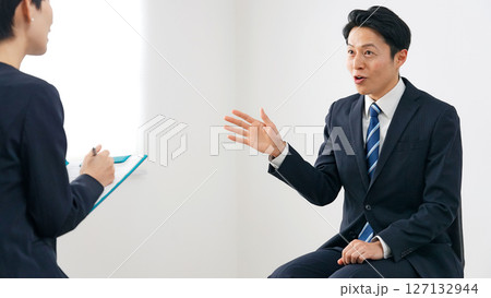面談する男女ビジネスパーソンのグループ 127132944