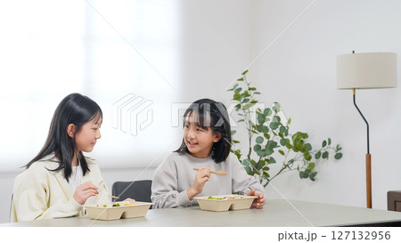 お弁当を食べる二人の女の子 127132956
