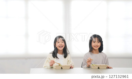 お弁当を食べる二人の女の子 127132961