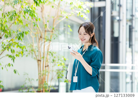 オフィスでスマホを使う若いビジネスウーマン　撮影協力:スカパー東京メディアセンター 127133009