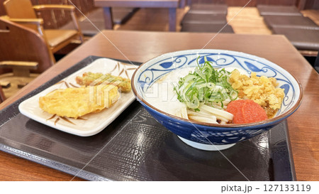 飲食店のメニュー（温玉トロロうどんと明太子の天ぷらセット） 127133119