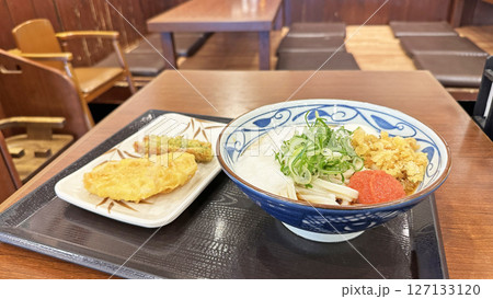 飲食店のメニュー（温玉トロロうどんと明太子の天ぷらセット） 127133120