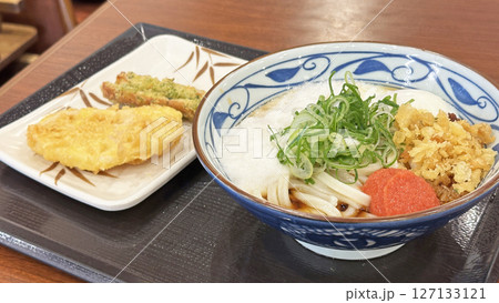 飲食店のメニュー(温玉トロロうどんと明太子の天ぷらセット) 飲食店のメニュー(温玉トロロうどんと明太子の天ぷらセット) 127133121