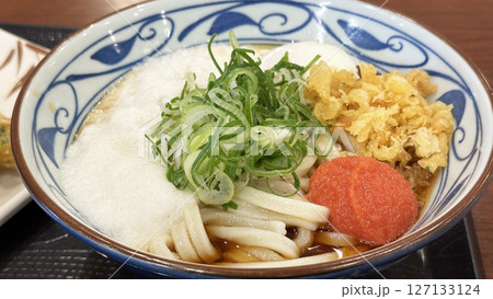 飲食店のメニュー（温玉トロロうどんと明太子） 127133124