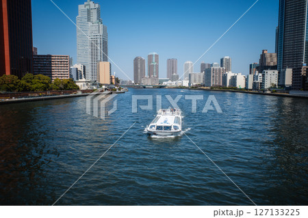 隅田川を行く水上バスと東京の風景 隅田川を行く水上バスと東京の風景 127133225