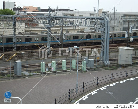 相模大野駅前の歩道と電車 相模大野駅前の歩道と電車 127133297