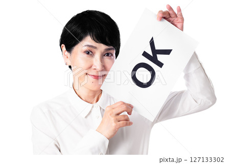 OKと書かれた紙を持ち微笑む中年女性 127133302