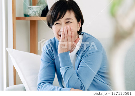 楽しそうに笑う中高年女性 127133591