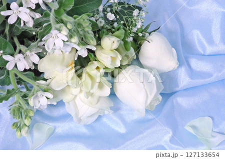 白バラとフリージアとホワイトスターのブーケ　ブルーの布背景 127133654