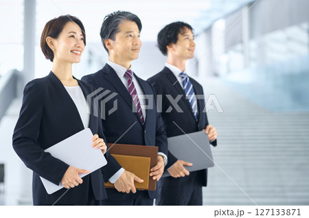 オフィスで並ぶ笑顔のビジネパーソン 127133871
