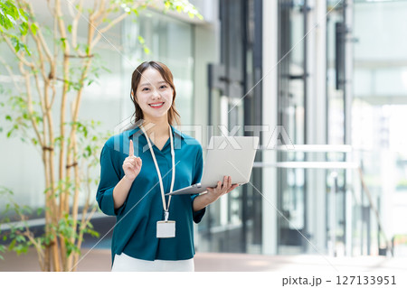 オフィスで働く若いエンジニアの女性 撮影協力:スカパー東京メディアセンター オフィスで働く若いエンジニアの女性 撮影協力:スカパー東京メディアセンター 127133951
