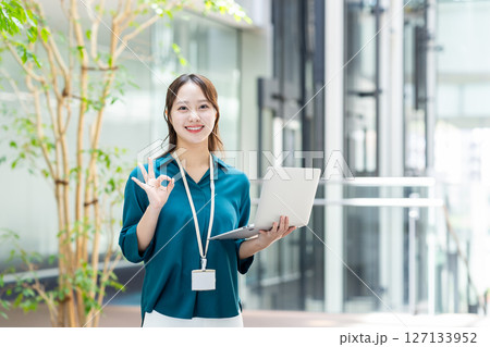 オフィスで働く若いエンジニアの女性 撮影協力:スカパー東京メディアセンター オフィスで働く若いエンジニアの女性 撮影協力:スカパー東京メディアセンター 127133952