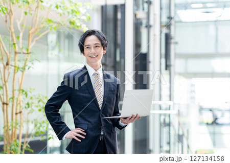 オフィスで働くビジネスマン　撮影協力:スカパー東京メディアセンター 127134158
