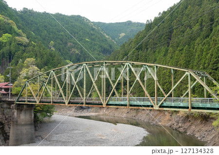 新緑の奈良県天川村 塩野地区 新緑の奈良県天川村 塩野地区 127134328