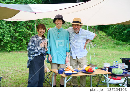 キャンプ アウトドア バーベキュー BBQ 家族 親子 キャンプ アウトドア バーベキュー BBQ 家族 親子 127134508