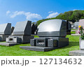 芝生墓地の洋風墓石。晴れた日の墓地の風景イメージ。 127134632