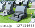 芝生墓地の洋風墓石。晴れた日の墓地の風景イメージ。 127134633
