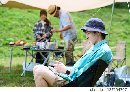キャンプ　アウトドア　バーベキュー　BBQ　家族　親子 127134767