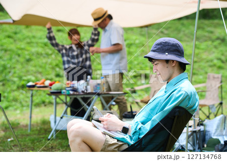 キャンプ アウトドア バーベキュー BBQ 家族 親子 キャンプ アウトドア バーベキュー BBQ 家族 親子 127134768