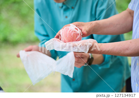 焼きリンゴ作り　シニア夫婦　キャンプ　アウトドア　バーベキュー　BBQ　家族 127134917