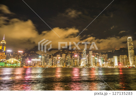 ビクトリア・ハーバーから見える香港の夜景 127135283