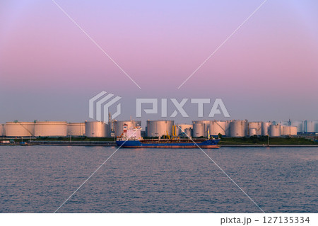 【さんふらわあさっぽろ 苫小牧フェリーターミナル出港前のコンビナート】 【さんふらわあさっぽろ 苫小牧フェリーターミナル出港前のコンビナート】 127135334