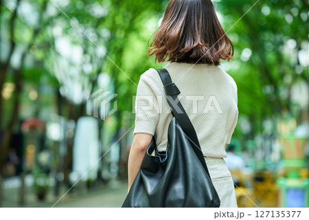 街角で振り返る女性 街角で振り返る女性 127135377