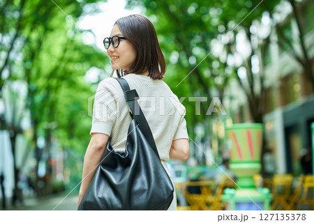 街角で振り返る女性 127135378