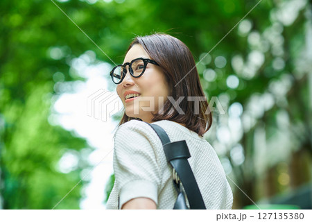 街角で振り返る女性 127135380