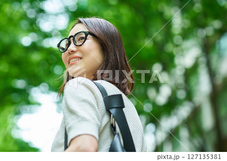 街角で振り返る女性 127135381