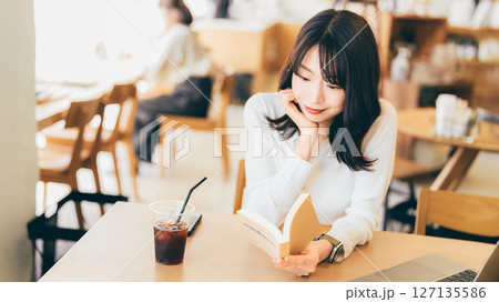 カフェで読書をする女性 カフェで読書をする女性 127135586