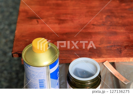 ニスを塗った木材と溶剤の容器 127136275