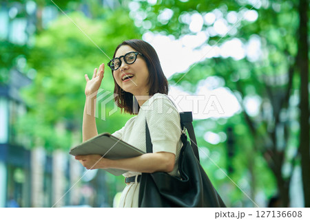 街角で手を振る女性 街角で手を振る女性 127136608