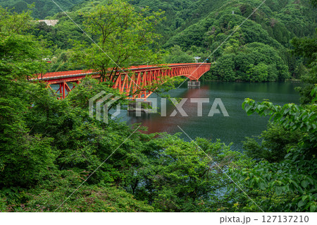 群馬県みどり市・草木湖に架かる赤い草木橋の風景 127137210
