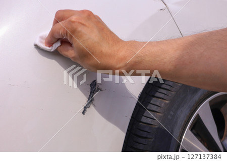 コンパウンド補修中のバンパー コンパウンド補修中のバンパー 127137384