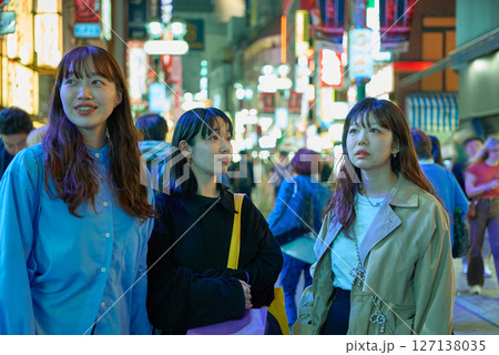 夜の繁華街を楽しむ若い女性たち 127138035
