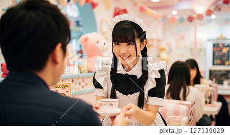 接客するメイドカフェのメイド 127139029