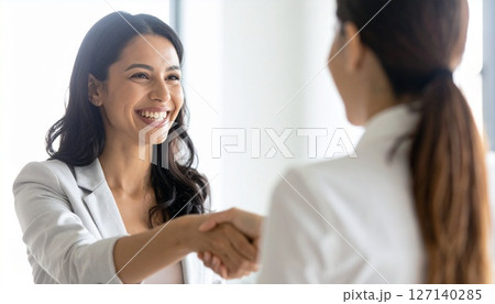 笑顔で交わす達成の握手 笑顔で交わす達成の握手 127140285