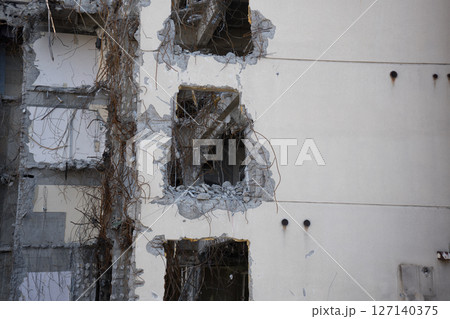 解体中のビル 127140375