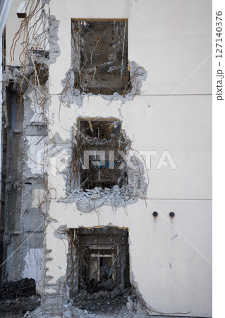 解体中のビル 127140376