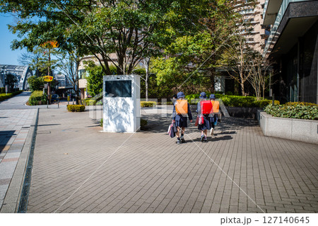 登校する小学生と都会の歩道風景 登校する小学生と都会の歩道風景 127140645