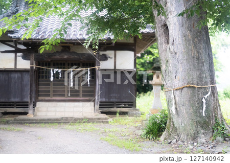 静かな里山に佇む神社と御神木 127140942