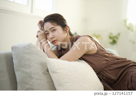 ソファでくつろぐ20代女性　ビューティーイメージ 127141157