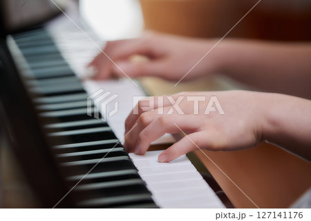 ピアノを弾く若い女性 127141176