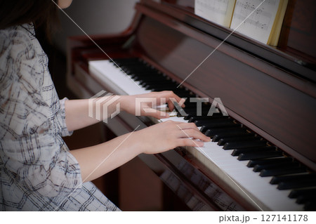 ピアノを弾く若い女性 ピアノを弾く若い女性 127141178