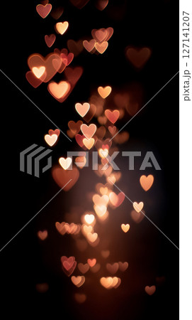 縦型のハート型の光が舞うロマンチックな背景 127141207