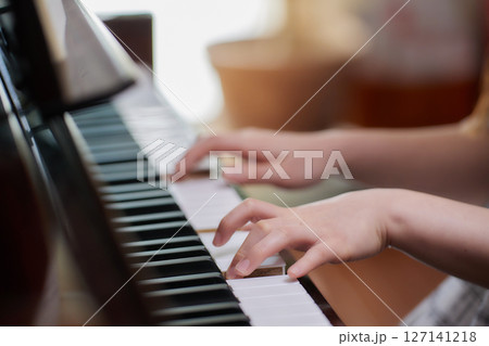 ピアノを弾く若い女性 ピアノを弾く若い女性 127141218