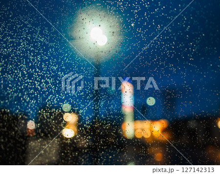雨の日の夜の自動車のガラス窓　ドライブ 127142313